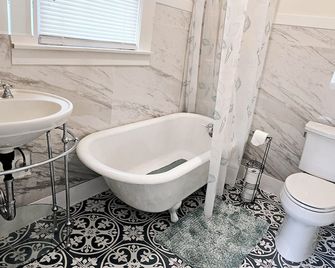 Cozy Craftman Cottage in Quiet Historic Vallejo Neighborhood - Vallejo - Badrum