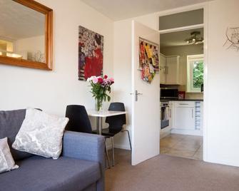 Spacious, bright, central apartment for up to 4 - Newbury - Living room
