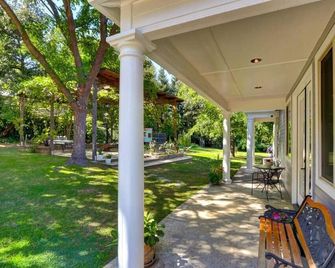 Guesthouse near FO Village. King bed| Gated - Fair Oaks - Patio