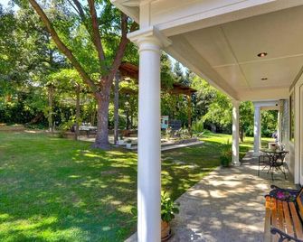 Guesthouse near FO Village. King bed| Gated - Fair Oaks - Patio