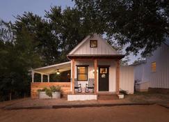 Charming Historic lodging on the outer banks of the Llano River - Llano - Gebäude