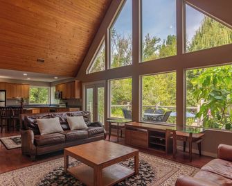 Stellar Jay Hollow near Okanagan Lk and adjacent to Bird Sanctuary In Summerland - Summerland - Living room
