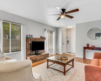 Cozy lake house retreat in the heart of Lakeland - Lakeland - Living room