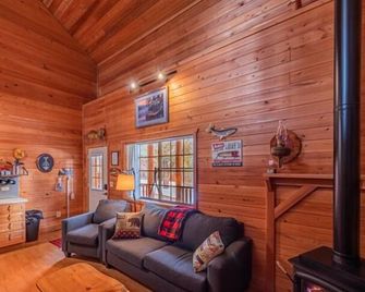 Rainbow Trout Cabin quick drive to fishing lakes, backs forest, kitchen heat+AC - Payson - Вітальня