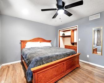 4-bedroom house in fabulous Derby with WiFi, AC. Enjoy your stay - Derby - Habitación