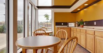 Americas Best Value Inn Longview - Longview - Dining room