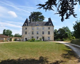 En pleine nature, non loin du village, La ferme de Montbreton vous accueille - Mareuil - Bâtiment
