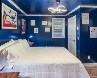 Picasso Place Sleeps 4 Fully Stocked Kitchen,\nunique Art, Traverse City, Wi-Fi - Interlochen - 臥室