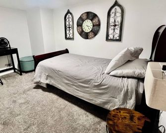 2 King Suites! 4 bedrooms + bonus room. Great for groups! 2 complete units. - Anchorage - Habitación