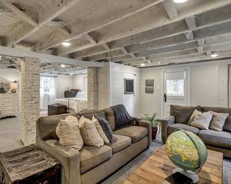 Studio in the Heart of Tyler - Tyler - Living room