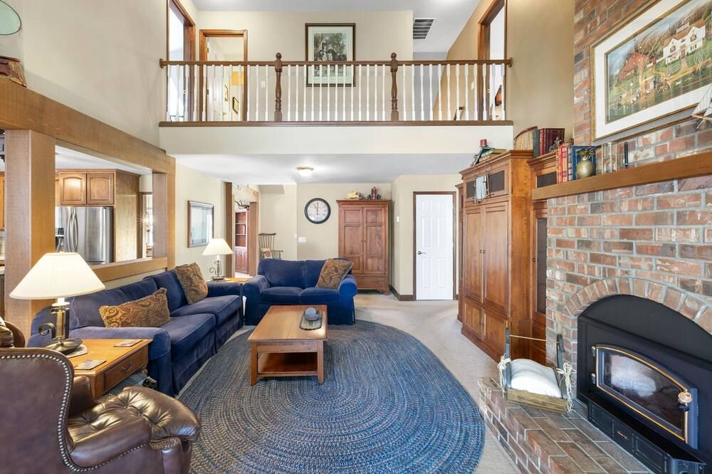 Family & Friends! Big comfy home w/indoor jet tub, huge private deck w/ping pong
