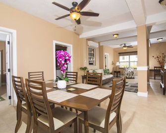 Cozy stay, next to lookout and 10 minutes for Magens Bay Beach - Île Saint-Thomas - Salle à manger