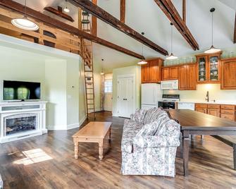Farm Guesthouse In Cvnp Near Brandywine Falls - Northfield - Living room