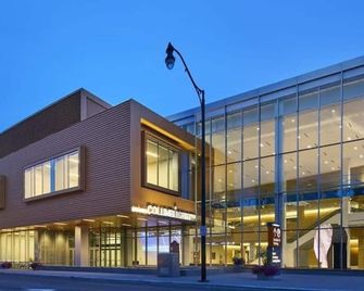 Jungle House Columbus Short North Downtown Free Parking - Near Convention Center & Nationwide Arena - 4br Luxury Home - Sleeps 12 - Over 5,800 Five Star Stays - Columbus - Edificio