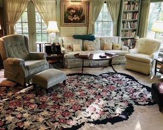 Historic Home on Beautiful Lakefront - Ticonderoga - Вітальня