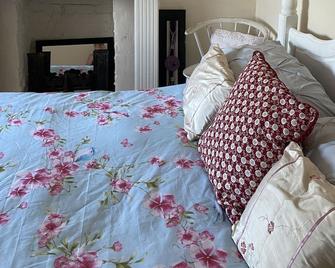 Stunning 2-Bed Apartment above Schooners Bar - Neath - Bedroom