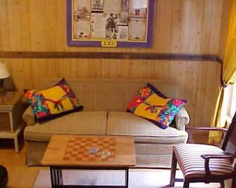 The Pirate's Den - Henderson - Living room