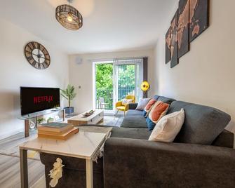 Ashview 6 - Heathrow - Windsor - Free Parking - Staines-upon-Thames - Living room