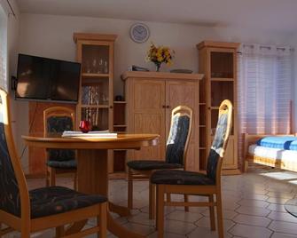 quiet single-storey apartment with garden, free WiFi, private atmospheree - Frankenberg an der Eder - Matsal