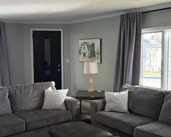 Farmhouse Comfort on Acreage Near Rathbun Lake - Centerville - Salon