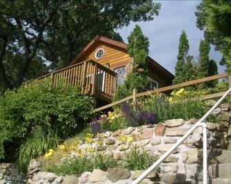 Small Cottage Huge Lake Views - Stoughton - Outdoors view