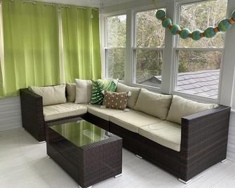 Four bedroom home and short walk to the beach! - Pine Knoll Shores - Living room
