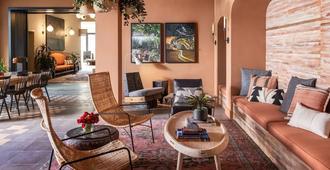 El Capitan Hotel - Merced - Living room