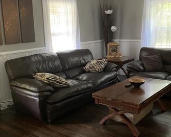 Historical Log Cabin - Cherryville - Living room
