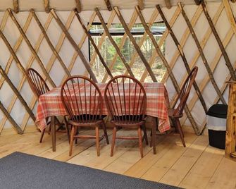 Ava Jade yurt nestled in the woods of Brownfield, Maine - Brownfield - Spisestue