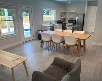 Florida style built 2023. Heated pool. Dog park. 10 min walk to beach. - Southern Shores - Dining room