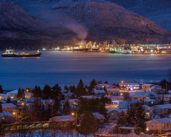 Mstar Hotel - Kitimat - Building