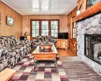 Hearthwood Beach House - Lake Tomahawk - Minocqua - Living room