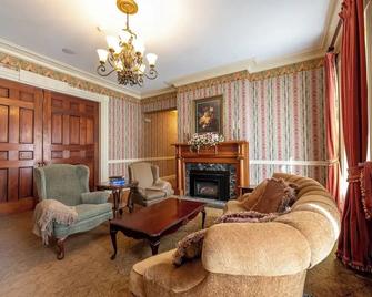 Bethia Room - Big Tree Inn - In-Room Jacuzzi - Geneseo - Sala de estar