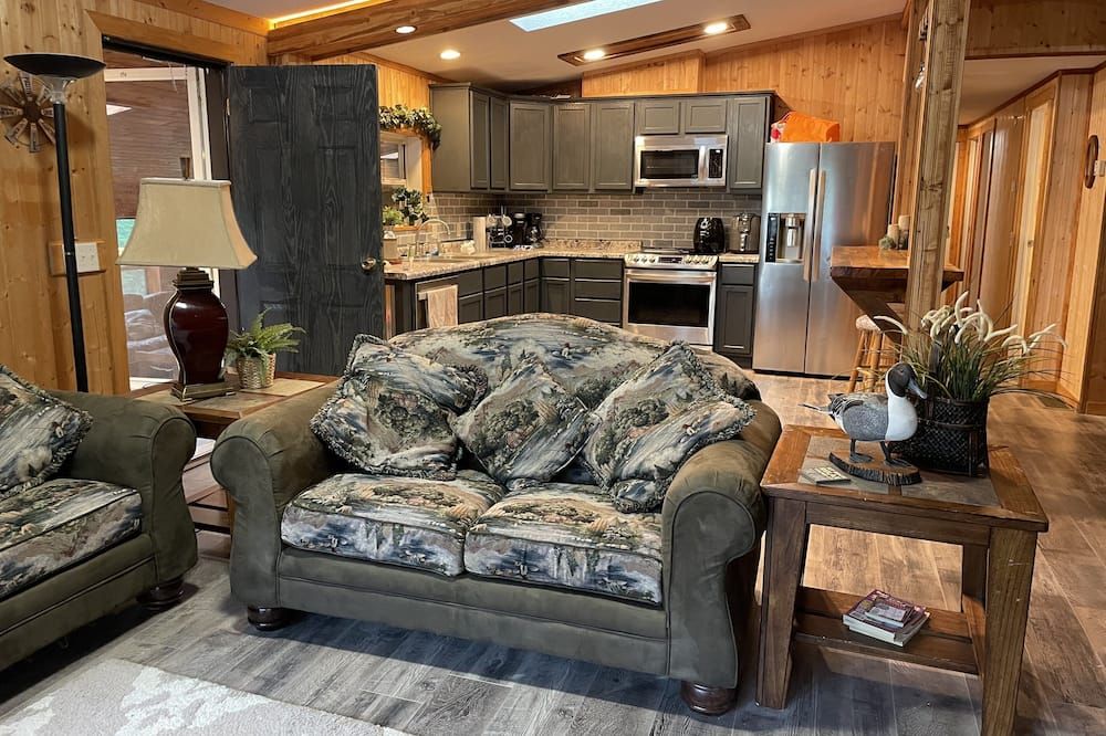 Whispering Pines Lakeside Retreat - Park Rapids - Living room