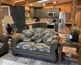Whispering Pines Lakeside Retreat - Park Rapids - Wohnzimmer