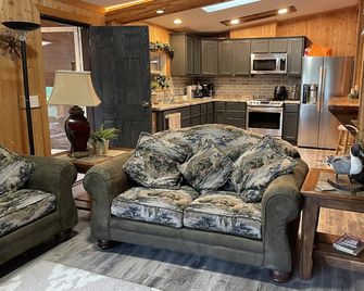Whispering Pines Lakeside Retreat - Park Rapids - Living room