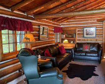 Classic Log Cabin on Beautiful Lake Charlevoix! - East Jordan - Sala de estar