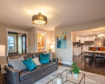 Parkway - South Salt Lake - Living room