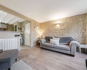 3 Lavender Cottage - sleeps 4 guests in 2 bedrooms - Burnham Market - Living room