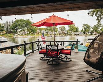 Slice Of Heaven Lake Front Cottage With Hottub, Fire Pit, Kayaks & Dog Friendly! - Akron - Balcony