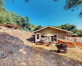 Sweeping Views! Charming Home Near Dtwn Jamestown - Jamestown