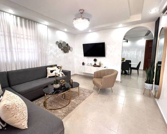 Vacation Family Home-5min from STI airport sleep 6 WiFi +Netflix - Ortega - Living room