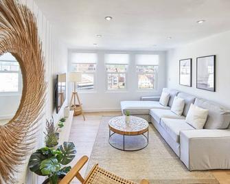 Host & Stay - Golden Lion Apartments - Whitby - Stue