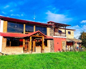 Finca San Pedro: Andean Countryside Retreat with Jacuzzi & Mountain Views - Tulcán - Edificio