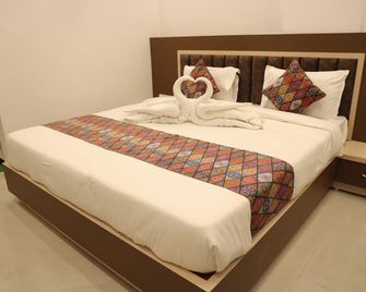 Bageshwar Insignia Hotel And Resorts - Chhatarpur - Bedroom