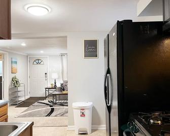 Super Cute & Cozy Home with 65'TV, Grill, 3 beds, A C, Porch.. - Madison Heights - Kitchen