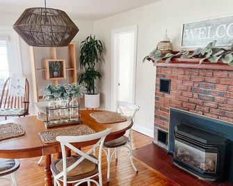 Private Waterfront Belle Point Shores Cottages - Leamington - Dining room