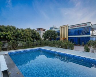 Counrtywide Corbett - Corbett - Pool