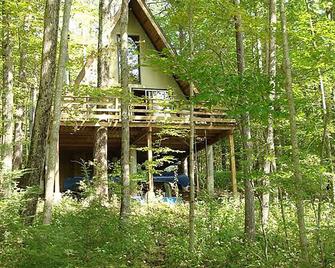 Rustic Waterfront Retreat With Private Dock, 2 kayaks & canoe. Air conditioner! - Stockbridge - Building