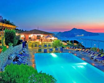 Blue-wave Experience Resort - Nerano - Piscina
